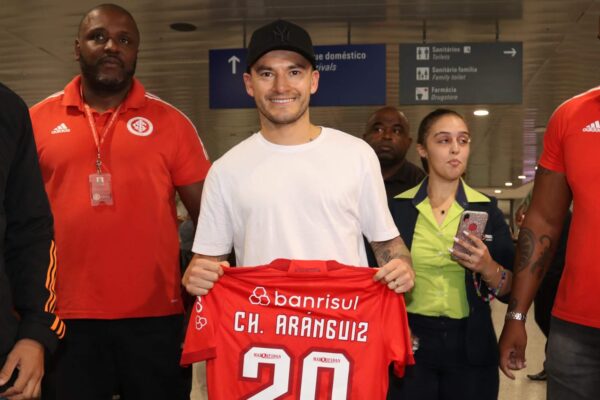 Aránguiz desembarca em Porto Alegre para retornar ao Inter