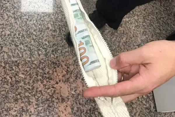Argentino é flagrado com US$ 52 mil escondido em mochila no aeroporto Salgado Filho
