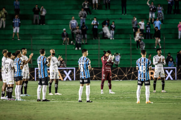 Suárez erra pênalti, mas João Pedro garante a vitória do Grêmio diante do Santos