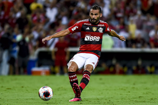 Volante do Flamengo entra no modo “sincerão” e aceita crítica após má atuação na derrota para o Inter