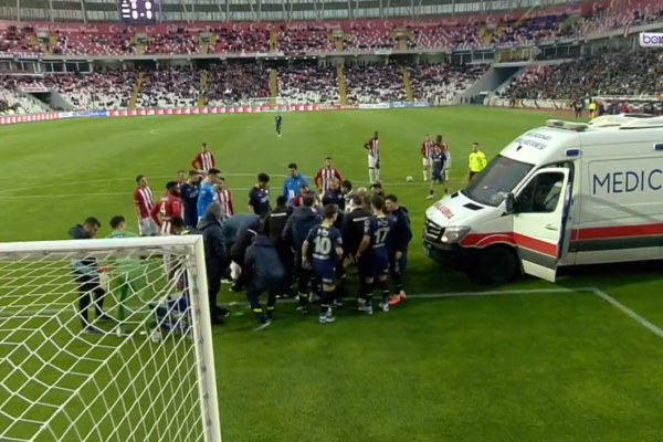 Enner Valencia deixa jogo de ambulância após choque com adversário no Campeonato Turco