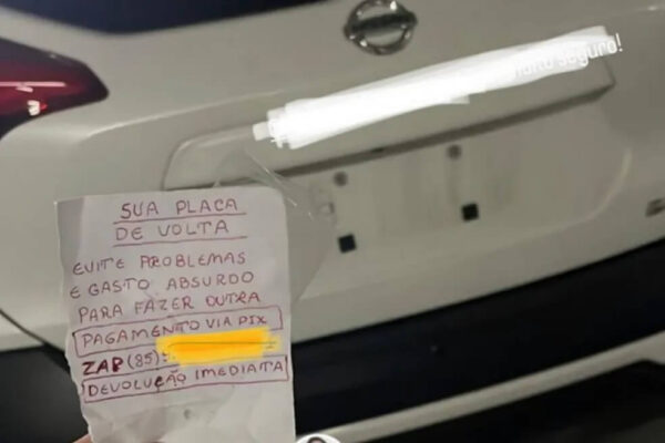 Criminoso furta placa de carro e deixa bilhete exigindo Pix para resgate em Fortaleza