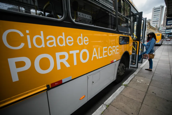 Nova linha de ônibus é criada em Porto Alegre para atender estudantes