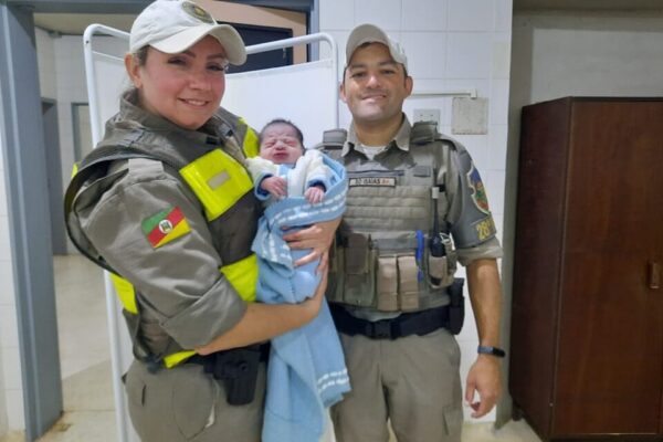 Policiais Militares auxiliam mulher em parto de emergência em Butiá