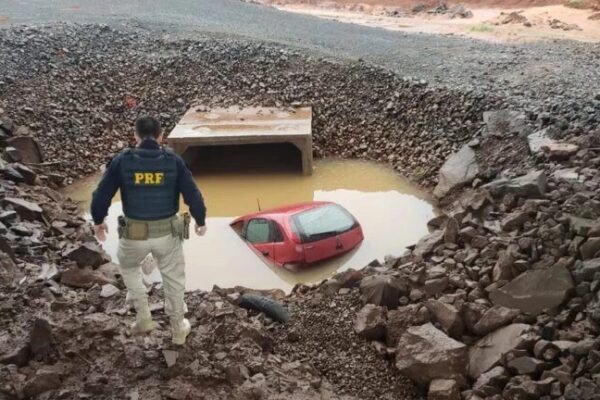 Após carro cair em bueiro, motorista de app desaparecido volta para casa em Lajeado