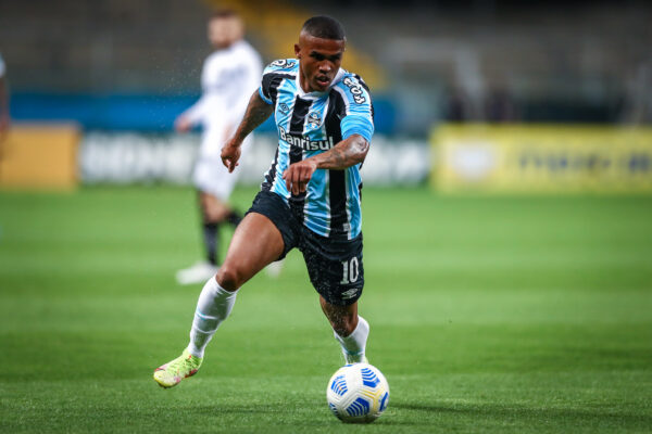 Douglas Costa revela desejo de retornar ao Grêmio e fala sobre rebaixamento em 2021