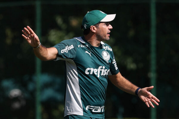 Abel Ferreira, técnico do Palmeiras, é citado como possível alvo do PSG na próxima temporada