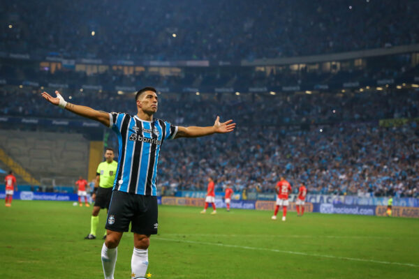 Com gols de Suárez, Villasanti e Bitello, Grêmio vence o Gre-Nal 439