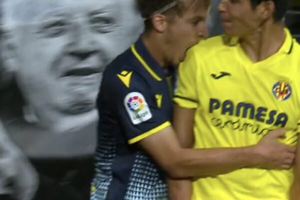 Iván Alejo morde ombro de defensor do Villarreal, em jogo do Campeonato Espanhol