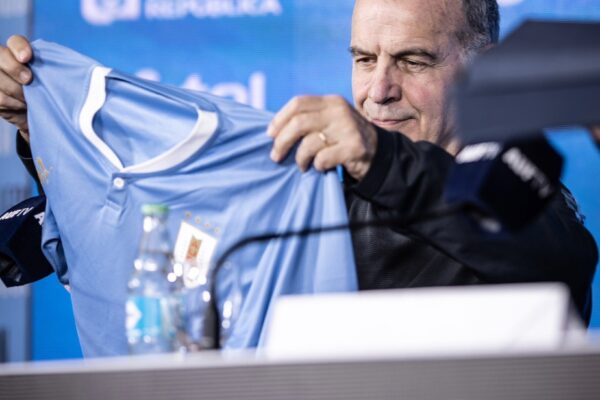 Bielsa estreia como treinador da seleção uruguaia em jogos amistosos e não garante presença de Suárez