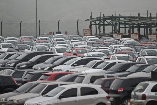 Governo anuncia corte de impostos para deixar carros mais baratos