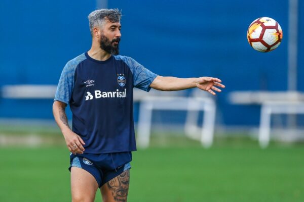 Douglas revela insatisfação com o DM do Grêmio em tratamento de lesão no joelho