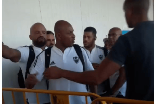 Vídeo: Hulk se irrita com provações e parte para cima de torcedores do Cruzeiro em aeroporto