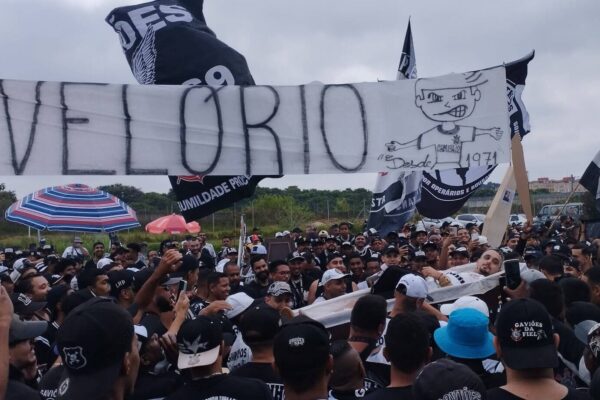 Protestos no Corinthians: torcedor representa Luan em caixão com bebidas e Luxemburgo conversa com líderes das organizadas