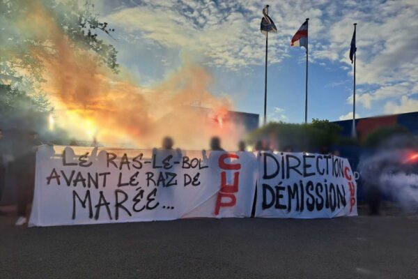 “Ninguém respeita mais vocês”: torcida do PSG protesta em frente ao CT após derrota no Francês