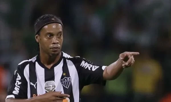 Justiça bloqueia contas do Atlético-MG devido a dívida com Ronaldinho Gaúcho