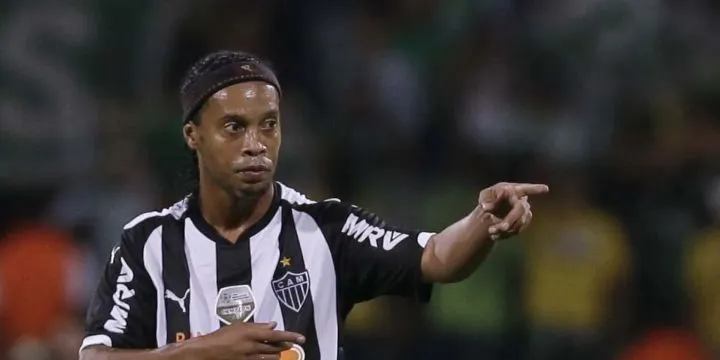 Justiça bloqueia contas do Atlético-MG por dívida com Ronaldinho