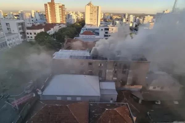 Incêndio destrói loja de tecidos em Erechim
