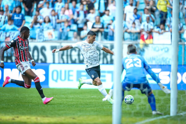 Suárez brilha como garçom do Grêmio e já participou de 45% dos gols da equipe no ano