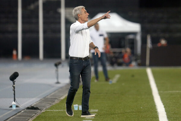 Técnicos estrangeiros dominam a liderança no Brasileirão: Balanço entre estrangeiros e brasileiros