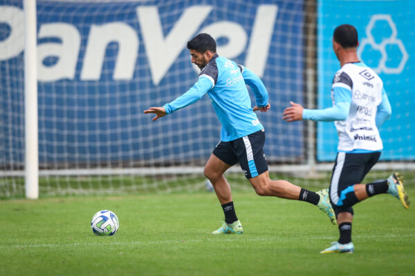 Suárez treina normalmente com plantel do Grêmio nesta quarta-feira