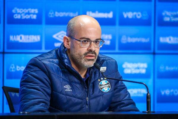 Paulo Caleffi, vice do Grêmio, desmente rumores de aposentadoria de Luis Suárez