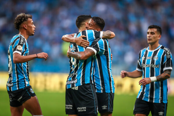 Jogador do Grêmio quebra marca no Brasileirão e se torna líder de assistências na posição