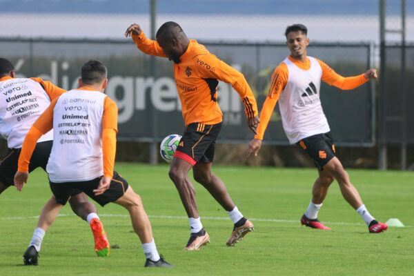 Enner Valencia estreia com gol em treino no Inter