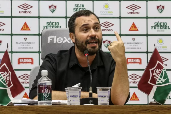 Presidente do Fluminense discute com jornalista, após jogo da Libertadores