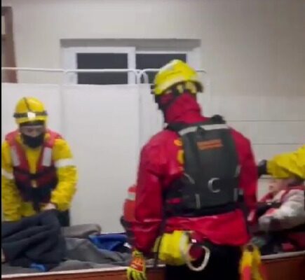 Em Sapiranga bombeiros utilizam botes para salvar pacientes durante o ciclone extratropical