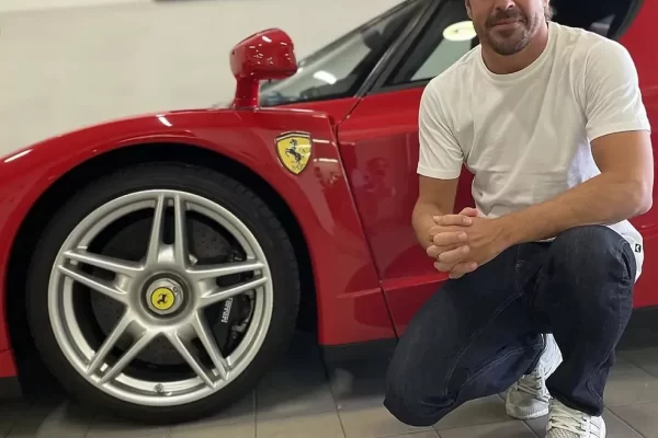Fernando Alonso leiloa Ferrari avaliada em mais de 5 milhões de euros