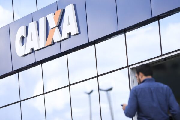 Lula pede que Caixa suspenda cobrança nas transferências via Pix para empresas