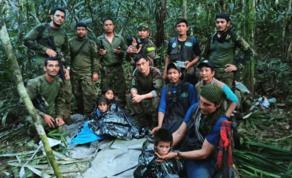 Na Colômbia, crianças são encontradas vivas 40 dias após queda de avião