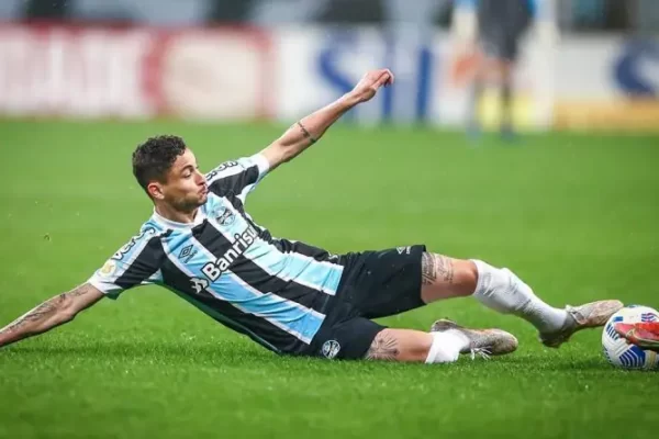 Com saída de Diogo Barbosa, Grêmio estuda opções no mercado de transferências