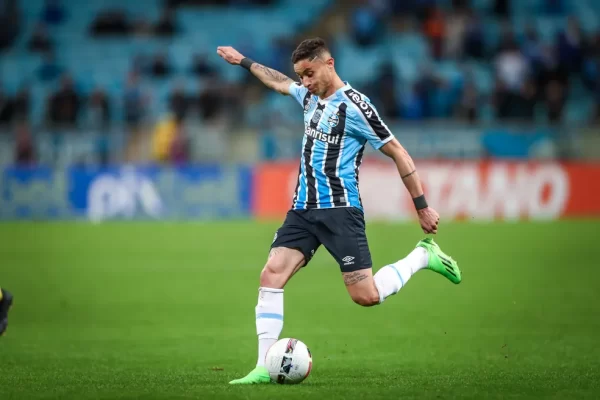 Diogo Barbosa está de saída do Grêmio e deve ir para o Fluminense