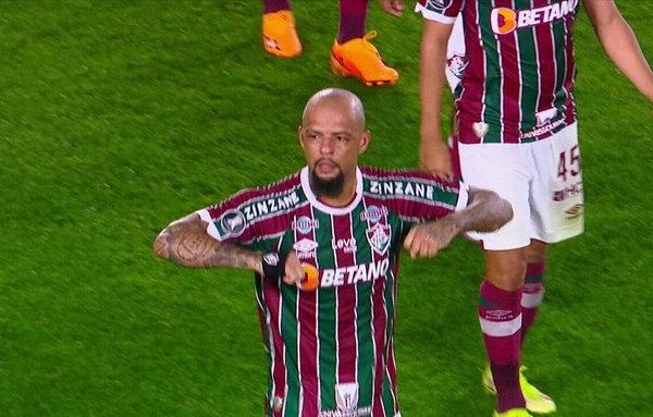 Felipe Melo é multado pela Conmebol e questiona: “Galinha não pode, macaco está liberado?”