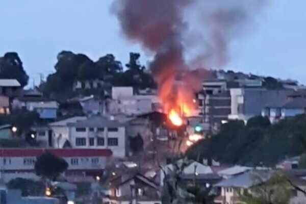 Incêndio atinge casas em Caxias do Sul