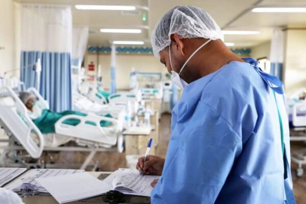 Profissionais da enfermagem aderem greve por piso salarial