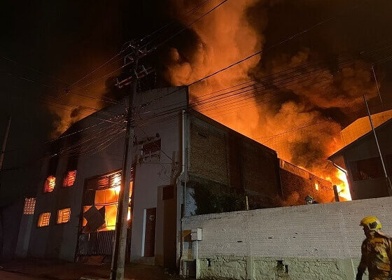 Incêndio atinge fábrica de borrachas em Novo Hamburgo