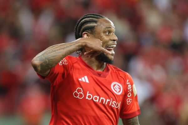 Internacional tem baixas no elenco, entre elas Luiz Adriano