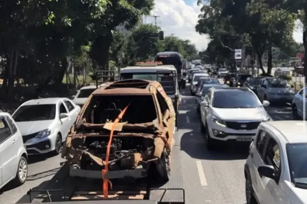 Carcaça em Protesto: Homem dirige carro de luxo que pegou fogo