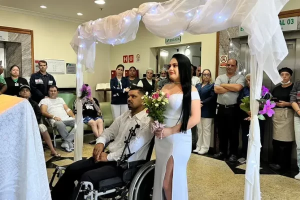Casal celebra casamento no hospital após noivo se recuperar de coma