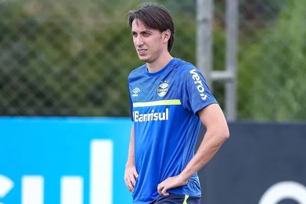 Pedro Geromel volta a treinar com bola nesta semana