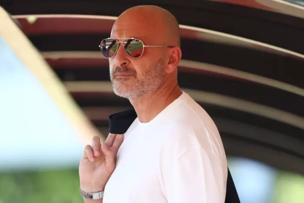 Dirigente da Inter de Milão admite usar conta fake para seguir esposas dos jogadores