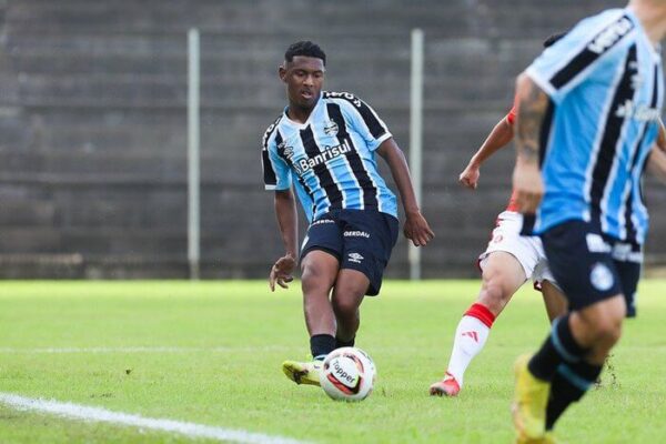 Grêmio acerta transferência de lateral da base para clube português
