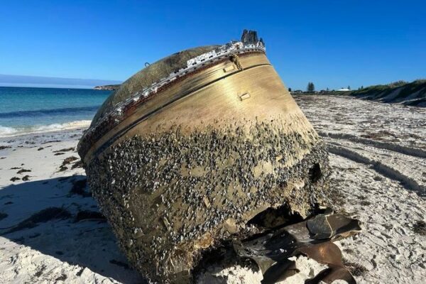 Objeto misterioso de cobre aparece em praia remota na Austrália
