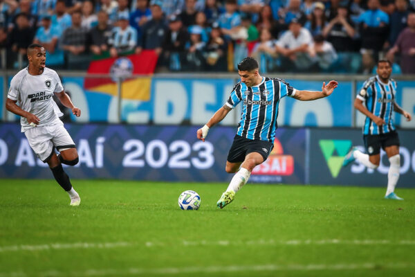Suárez vai permanecer em Porto Alegre para tratar o joelho e não deve viajar para Barcelona, diz jornal uruguaio