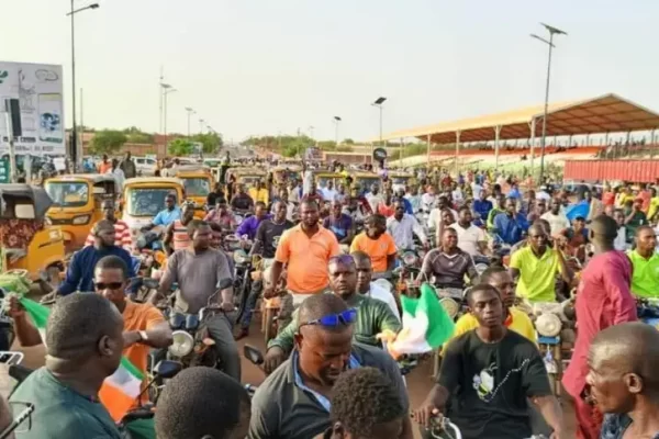 Níger sofre golpe militar e fronteiras são fechadas