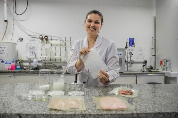 Pesquisadora gaúcha cria embalagem biodegradável para carnes visando reduzir a poluição plástica
