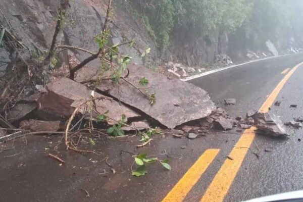 BR-116 tem trecho em Nova Petrópolis bloqueado devido a deslizamento de terra